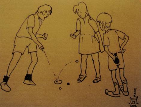 Zeichnung von drei Kindern, ein Bub wirft aus dem Stand eine Kugel in eine Bodenvertiefung und befördert dadurch eine andere Kugel aus dem Loch